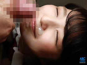 全肯定彼女の優しさにつけ込み顔射NTR 知らない男の精子も笑顔で顔射される女 倉本すみれ　サンプル画像02